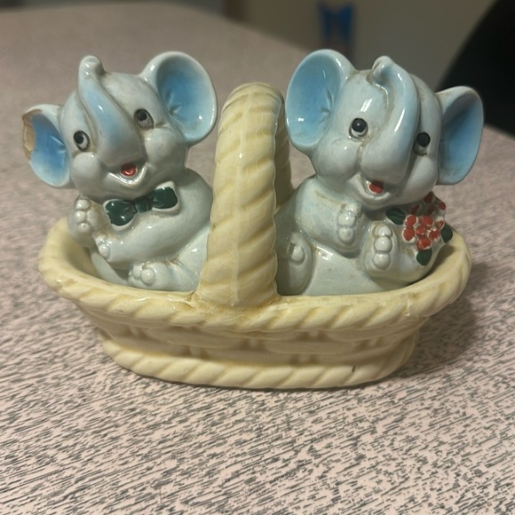 Vintage Elephant‎ Salt and Pepper in a basket - Picture 1 of 8